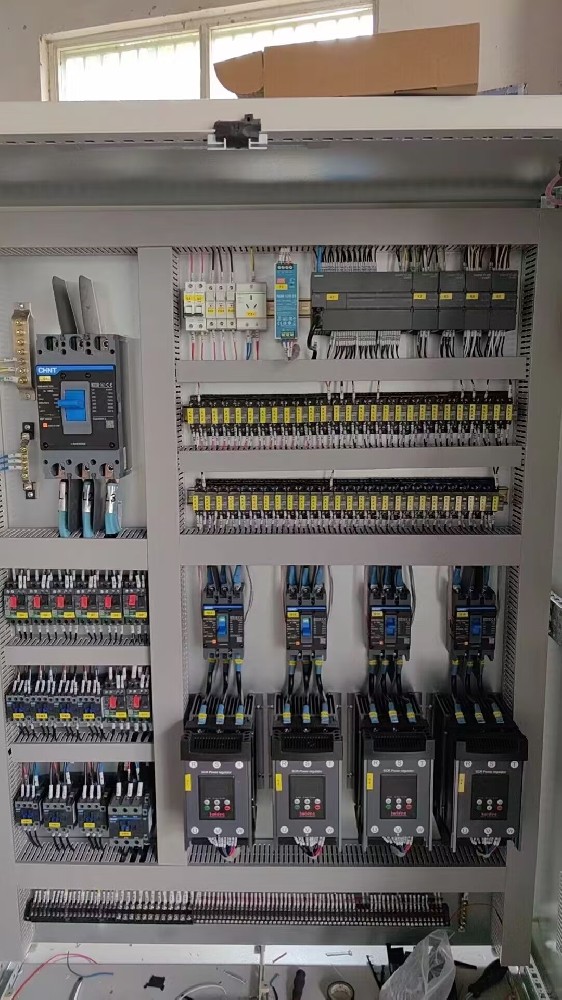 在装置电力调解器时，，，，布线的粗细与材质对其性能有何详细影响？？？