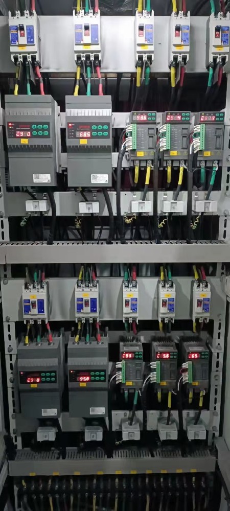 电力调解器在微电网系统中，，，怎样协调差别能源发电单位的电力输出？？？？？